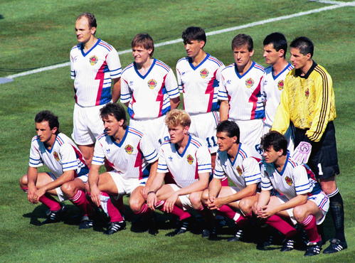 ９０年Ｗ杯イタリア大会準々決勝　ユーゴスラビア対アルゼンチン戦、後列左から２人目はストイコビッチ