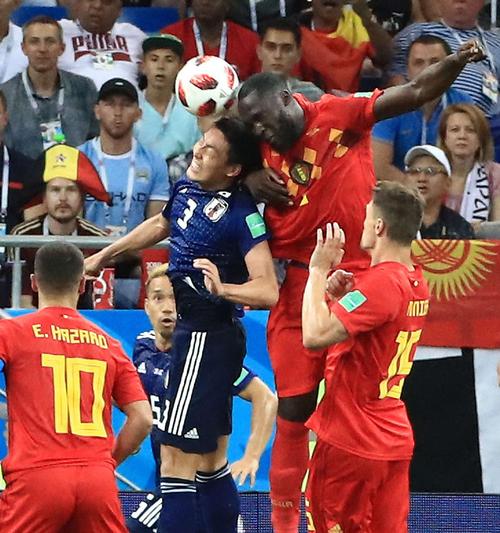 ２日、ベルギー戦後半、ルカク（中央右）と競り合う昌子（撮影・江口和貴）