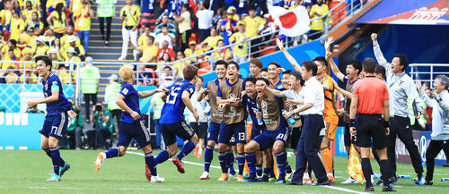 日本対コロンビア　後半、ヘディングで勝ち越しゴールを決めた大迫勇也（左から３人目）を祝福する歓喜の日本ベンチ（２０１８年６月１９日撮影）