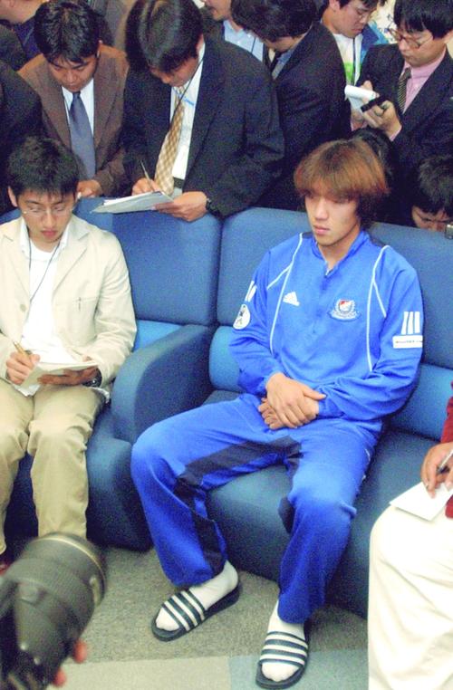 日本代表落選し報道陣に囲まれて記者の質問に答える中村俊輔(共同)