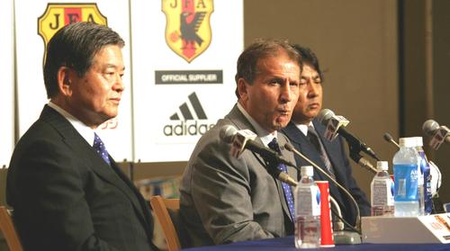 W杯メンバー発表後、報道陣の質問に答える日本代表ジーコ監督。左は川淵三郎キャプテン