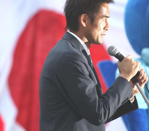 W杯南アフリカ大会日本代表選手選出され、日の丸を背に気合の入った表情で話す磐田川口能活