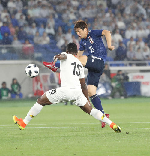 日本対ガーナ　前半、シュートを放つ大迫（右）（撮影・河野匠）