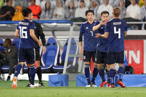 本田圭佑から岡崎慎司に交代（撮影・河野匠）