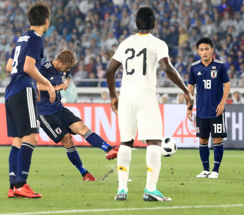 前半、FKを蹴る本田圭佑(左から2人目)。右端は大島僚太(撮影・江口和貴)