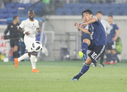 後半、パスを出す香川真司(撮影・河野匠)