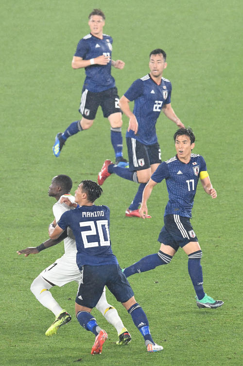 後半、3バックで守る、手前から槙野智章、長谷部誠、吉田麻也。後方はWBの酒井高徳。試合終盤には4バックに戻された(撮影・山崎安昭)