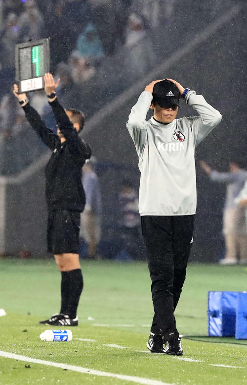 試合終了間際、頭を抱える西野監督(撮影・江口和貴)