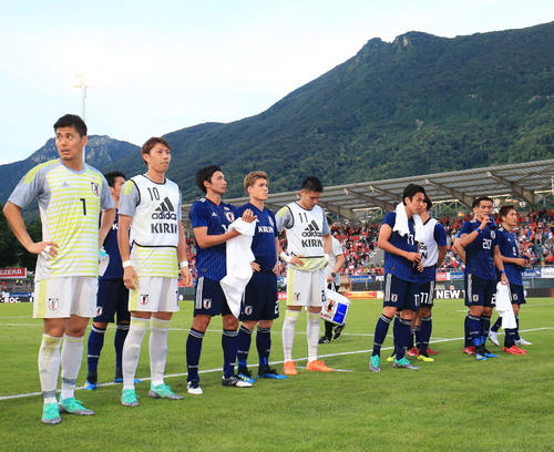 試合後、サポーターにあいさつするＧＫ川島（左端）らサッカー日本代表イレブン（撮影・江口和貴）