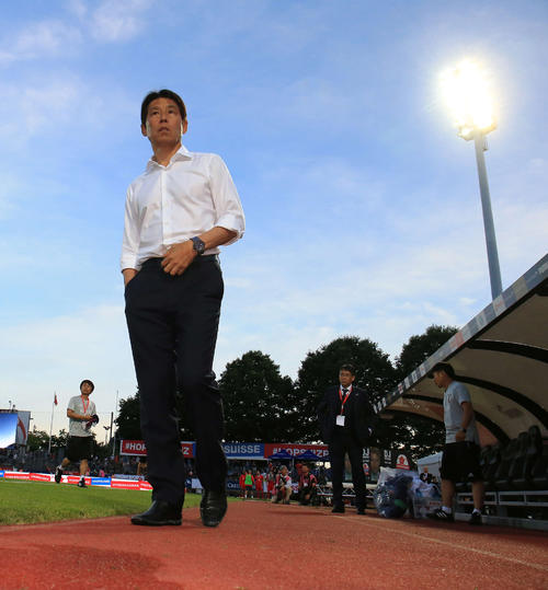 試合後の会見に向かう西野監督（撮影・江口和貴）