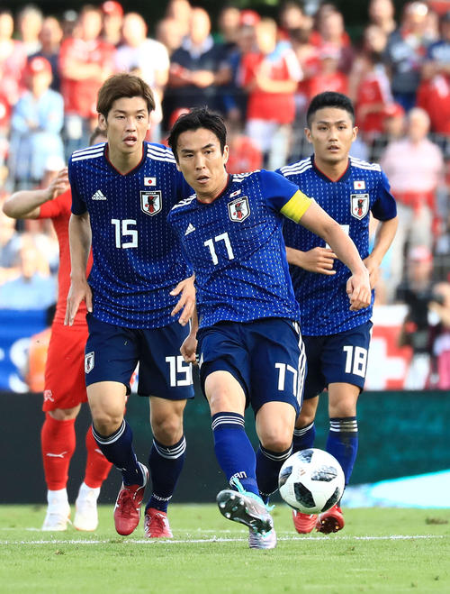 前半、パスを出す長谷部（中央左）。左は大迫、右は大島（撮影・江口和貴）