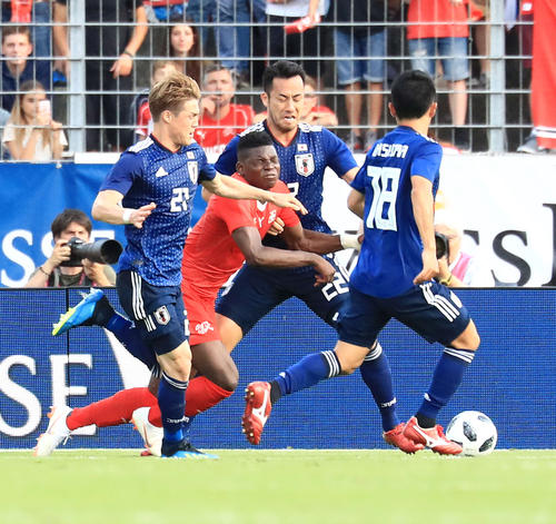 前半、ファウルでＰＫを献上する。左から酒井高、１人おいて吉田（撮影・江口和貴）