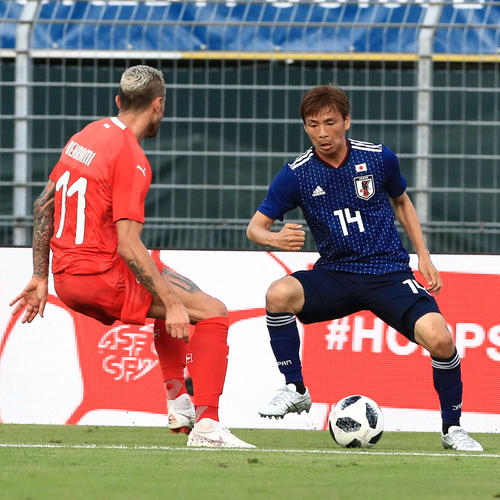 後半、ドリブルする乾（右）（撮影・江口和貴）