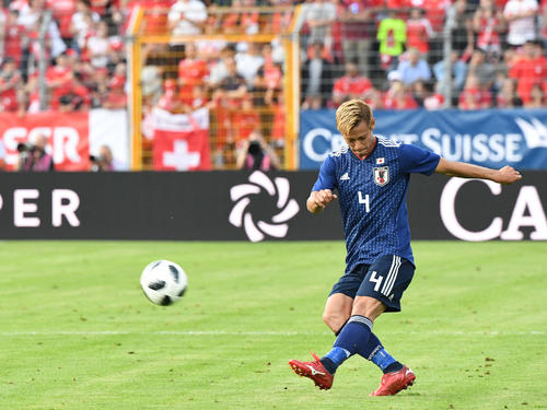 後半、ＦＫでクロスを打ち込む本田（撮影・山崎安昭）