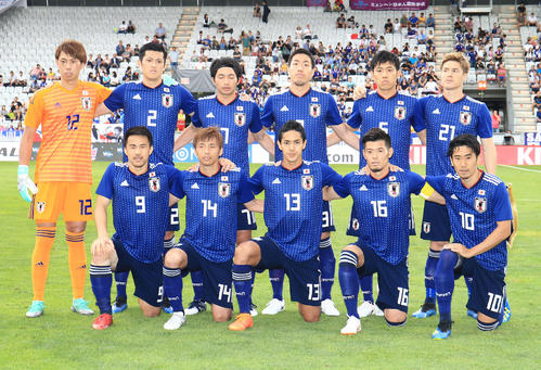 日本の先発メンバー。前列左から岡崎慎司、乾貴士、武藤嘉紀、山口蛍、香川真司、後列左からＧＫ東口順昭、植田直通、柴崎岳、昌子源、遠藤航、酒井高徳（撮影・江口和貴）