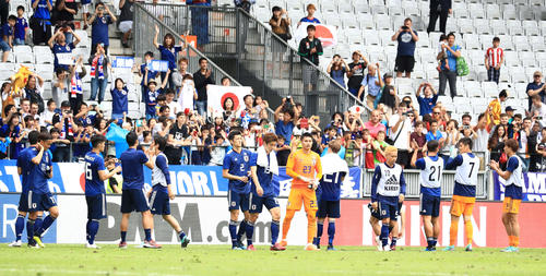 試合後、サポーターにあいさつしたサッカー日本代表イレブン（撮影・江口和貴）