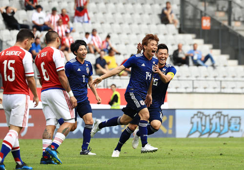 後半、１点目のゴールを決めた乾（右から２人目）は山口（右）柴崎と喜ぶ（撮影・江口和貴）