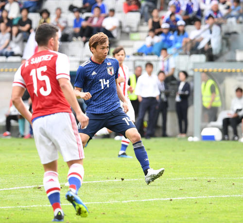 後半、２点目のゴールを決める乾（撮影・山崎安昭）