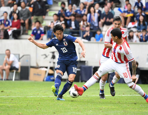 後半、相手選手をかわしゴールを決める香川真司（撮影・山崎安昭）