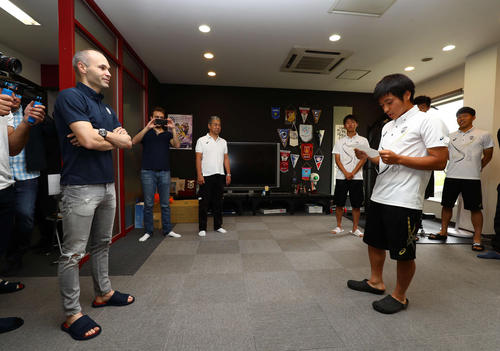 神戸ユースの畝尾からスペイン語でのウェルカムスピーチを受けるイニエスタ