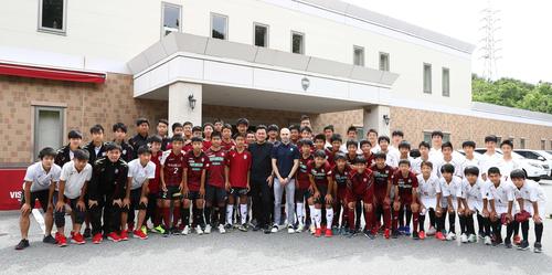 ユース選手らに歓迎を受けたイニエスタ