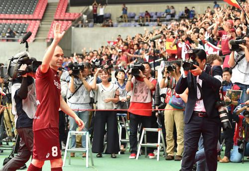 ウエルカムイベントでサポーターの声援に応えるイニエスタ