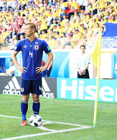 後半、ＣＫのコースを探る本田。この後、大迫の勝ち越しゴールにつながる（撮影・江口和貴）