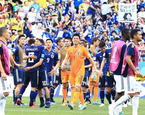 コロンビアに勝利し笑顔を見せるGK川島(中央)らサッカー日本代表イレブン(撮影・江口和貴)