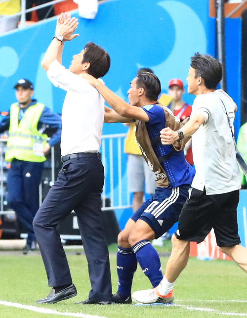 試合終了のホイッスルを聞き手を上げ勝利を喜ぶ西野監督(左)。中央は槙野(撮影・江口和貴)