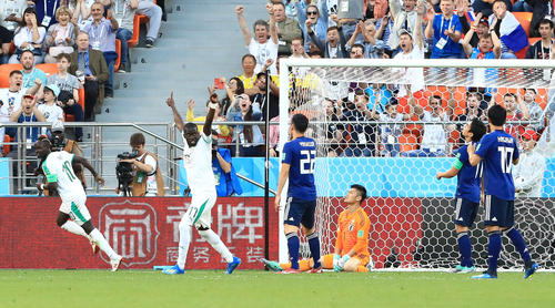 日本対セネガル　前半、マネ（左端）に先制点を許し悔しがるＧＫ川島（中央）ら日本の選手（撮影・江口和貴）