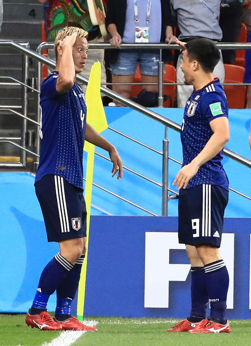 後半、同点ゴールを決めポーズを決める本田（左）。右は岡崎（撮影・江口和貴）