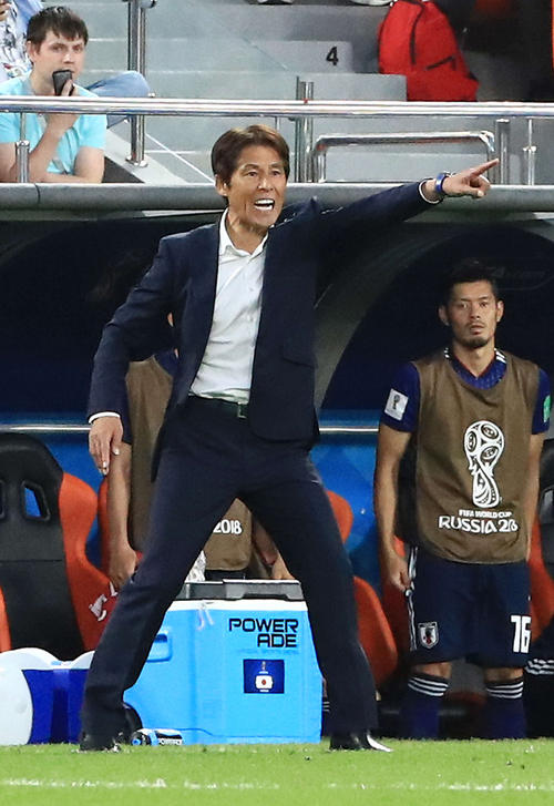 後半ロスタイム、指示を出す西野監督（撮影・江口和貴）