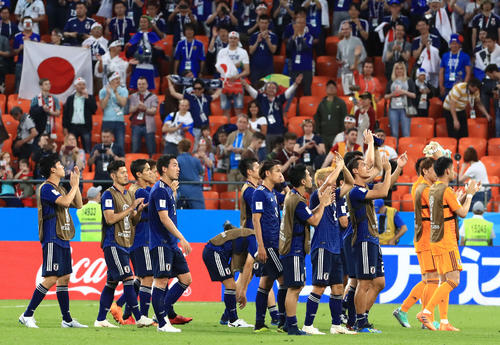 試合後、サポーターにあいさつするサッカー日本代表イレブン（撮影・江口和貴）