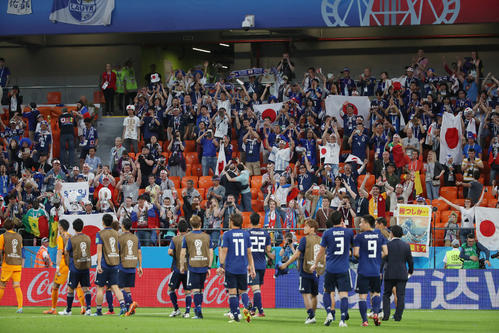 試合後、サポーターにあいさつする日本代表（撮影・ＰＮＰ）