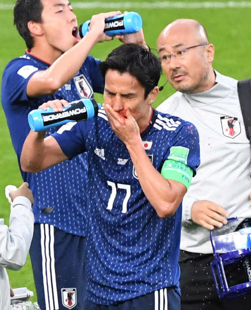 後半、接触プレーで鼻血を出した長谷部（中央）は水で顔を洗う（撮影・山崎安昭）