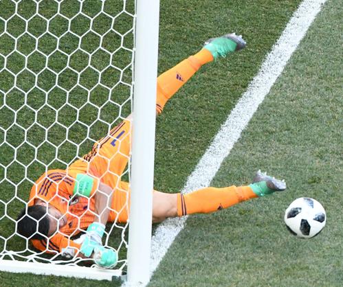 日本対ポーランド　前半、ゴールライン際のボールをセーブするＧＫ川島（撮影・山崎安昭）