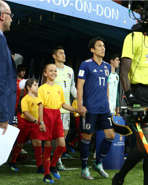 試合開始前、入場する長谷部誠(中央右)、GK川島永嗣(同左)ら(撮影・PIKO)