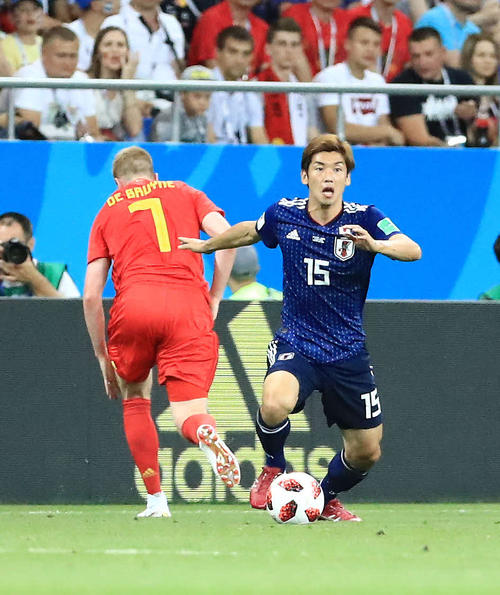 前半、ドリブルで攻める大迫勇也(撮影・江口和貴)