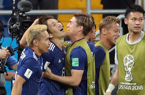 後半、先制ゴールを決めた原口元気(左から2人目)を祝福する、左から長友佑都、1人おいて酒井高徳、本田圭佑、中村航輔(撮影・PIKO)