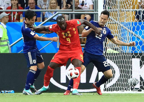 前半、ベルギー・ルカク(中央)をマークする長谷部(左)と吉田(撮影・江口和貴)