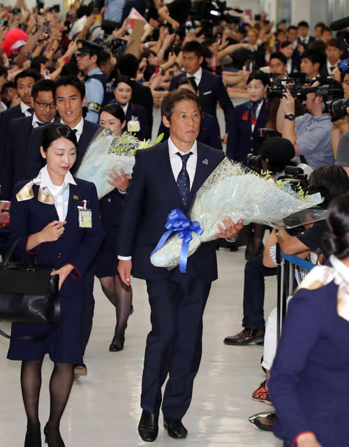 帰国した西野監督(撮影・鈴木正人)