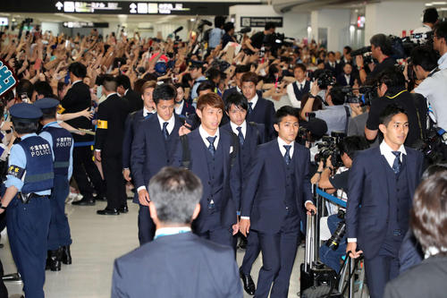 帰国したサッカー日本代表の選手たち(撮影・鈴木正人)