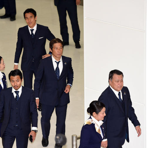 成田空港へ到着した、左から長谷部、西野監督、田嶋会長(撮影・横山健太)