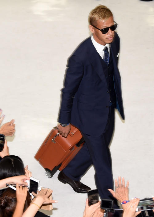 成田空港へ到着し選手たちの列の最後尾を歩く日本代表の本田(撮影・横山健太)