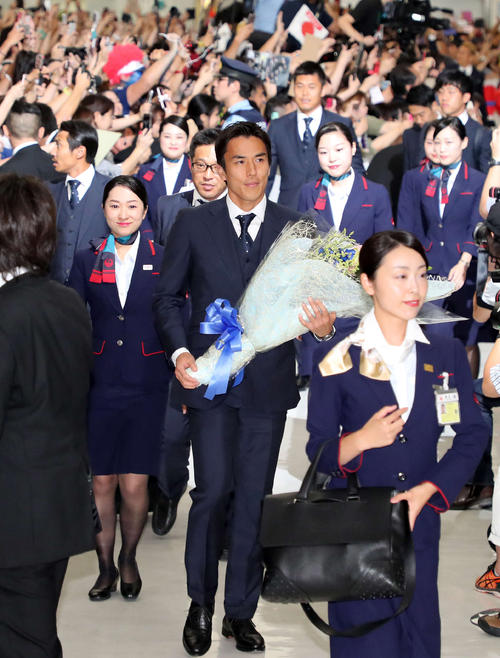 帰国した長谷部(撮影・鈴木正人)