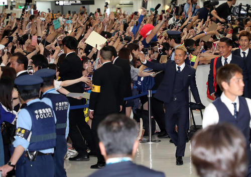 帰国しサポーターに手を振る長友佑都(撮影・鈴木正人)