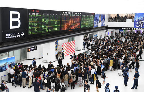 成田空港の到着Bゲート前は大勢のファンで埋め尽くされる(撮影・横山健太)