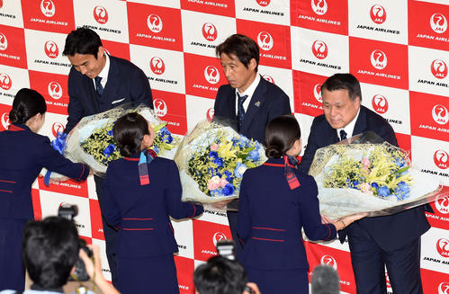 笑顔で花束を受け取る、左から長谷部、西野監督、田嶋会長（撮影・横山健太）