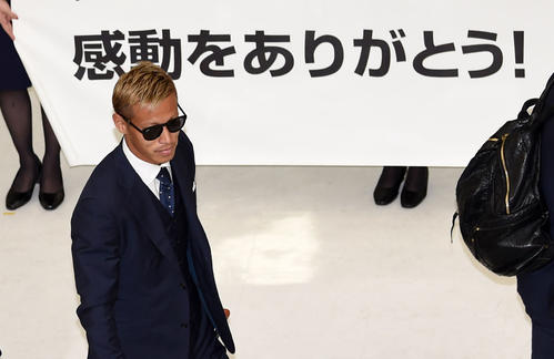 成田空港へ到着し選手たちの列の最後尾を歩く日本代表の本田(撮影・横山健太)
