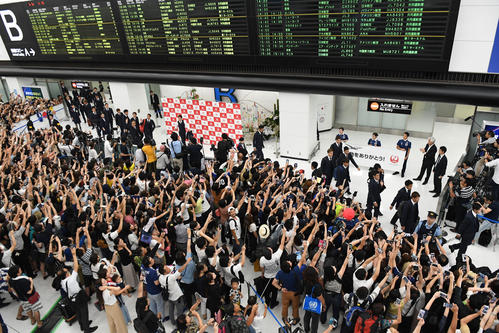 大勢のファンに見守られながら成田空港を後にする日本代表イレブン(撮影・横山健太)